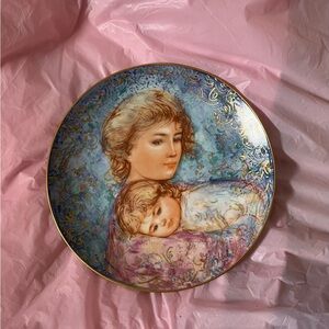 Collector’s plate by Edwin M. Knowles